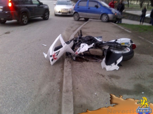 В Симферополе одна легковушка попала под фуру, а вторая сбила мотоциклиста (ФОТО, обновлено) - «Симферополь»