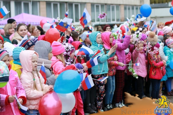 1,5 тысячи детей собрались в центре Симферополя с триколорами и воздушными шарами (ФОТО, ВИДЕО) - «Симферополь»
