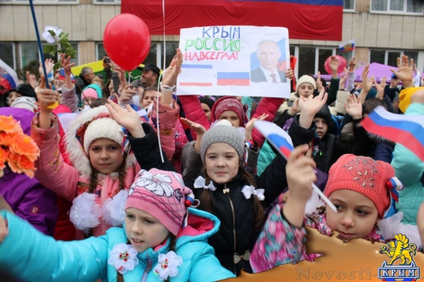 1,5 тысячи детей собрались в центре Симферополя с триколорами и воздушными шарами (ФОТО, ВИДЕО) - «Симферополь»