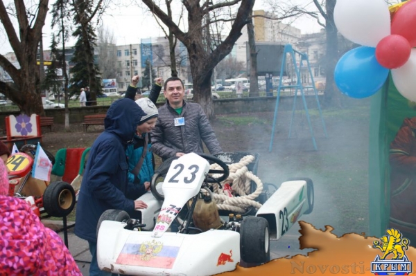 1,5 тысячи детей собрались в центре Симферополя с триколорами и воздушными шарами (ФОТО, ВИДЕО) - «Симферополь»