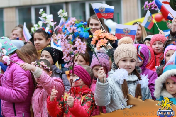 1,5 тысячи детей собрались в центре Симферополя с триколорами и воздушными шарами (ФОТО, ВИДЕО) - «Симферополь»