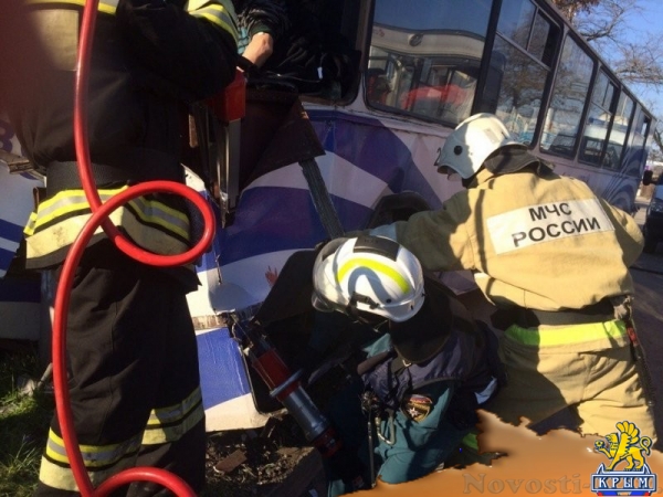 В Севастополе троллейбус врезался в столб: пострадали шесть человек - «Новости Крыма» В Севастополе троллейбус врезался в столб: пострадали шесть человек - «Новости Крыма»