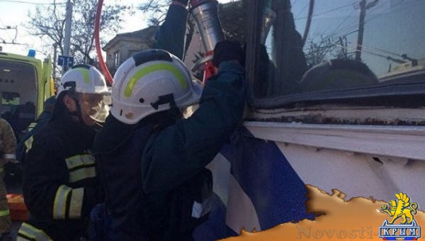 В Севастополе троллейбус врезался в столб: пострадали шесть человек - «Новости Крыма» В Севастополе троллейбус врезался в столб: пострадали шесть человек - «Новости Крыма»