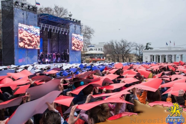 В центре Севастополя развернули "живой" флаг России и провели концерт (ФОТО, ВИДЕО)  - «Культура»