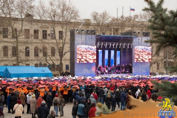 В центре Севастополя развернули "живой" флаг России и провели концерт (ФОТО, ВИДЕО)  - «Культура»
