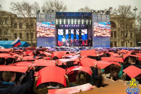 В центре Севастополя развернули "живой" флаг России и провели концерт (ФОТО, ВИДЕО)  - «Культура»