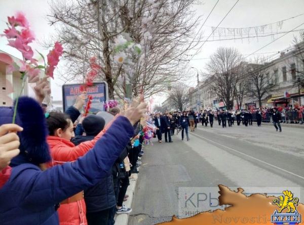 Празднование Крымской весны в Симферополе продолжилось парадом и выступлением детей у памятника Вежливым людям (ФОТО, ВИДЕО) - «Возвращение в Россию»
