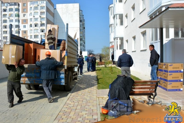 Переселенцы с санитарной зоны Крымского моста в Керчи заселяются в новые квартиры (ФОТОРЕПОРТАЖ) - «Политика Крыма» Переселенцы с санитарной зоны Крымского моста в Керчи заселяются в новые квартиры (ФОТОРЕПОРТАЖ) - «Политика Крыма»