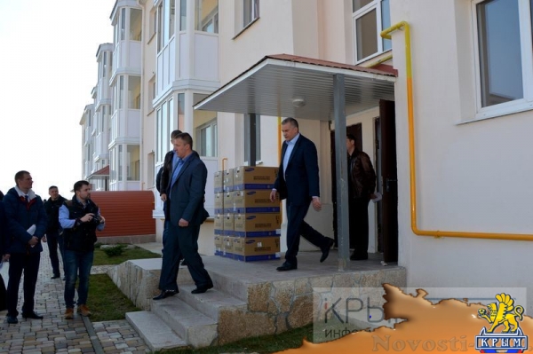 Переселенцы с санитарной зоны Крымского моста в Керчи заселяются в новые квартиры (ФОТОРЕПОРТАЖ) - «Политика Крыма» Переселенцы с санитарной зоны Крымского моста в Керчи заселяются в новые квартиры (ФОТОРЕПОРТАЖ) - «Политика Крыма»