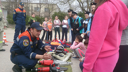 Сергей Шахов: благодаря открытым урокам от спасателей дети проходят уникальную «школу», которая в интересной и игровой форме учит жизненно важным правилам безопасности при чрезвычайных ситуациях - «МЧС»