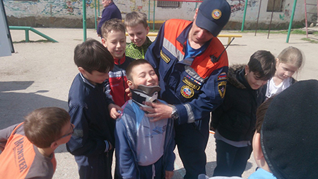 Сергей Шахов: благодаря открытым урокам от спасателей дети проходят уникальную «школу», которая в интересной и игровой форме учит жизненно важным правилам безопасности при чрезвычайных ситуациях - «МЧС»