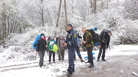 В горно-лесной зоне спасатели «КРЫМ-СПАС» эвакуировали группу туристов из 6 человек - «МЧС»