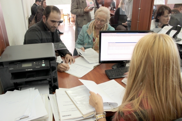 Специалисты Госкомрегистра зарегистрировали за администрацией Симферополя право собственности на 9 квартир для детей-сирот - «Госкомрегистр»