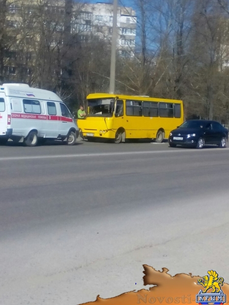 В Симферополе у попавшей в ДТП маршрутки вылетело лобовое стекло, пострадали пассажиры - «Происшествия»