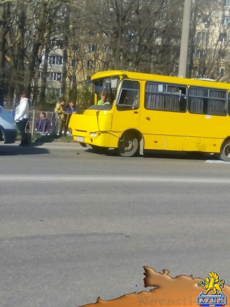 В Симферополе у попавшей в ДТП маршрутки вылетело лобовое стекло, пострадали пассажиры - «Происшествия»