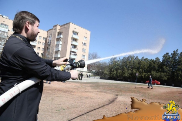 В Симферополе спасатели научили священников бороться с огнем (ФОТО) - «Симферополь» В Симферополе спасатели научили священников бороться с огнем (ФОТО) - «Симферополь»