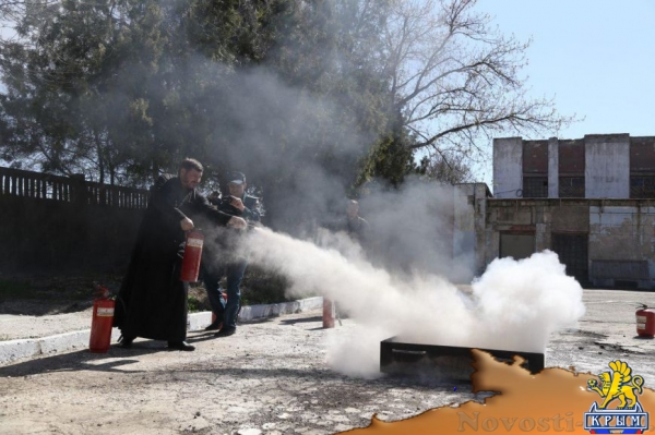 В Симферополе спасатели научили священников бороться с огнем (ФОТО) - «Симферополь» В Симферополе спасатели научили священников бороться с огнем (ФОТО) - «Симферополь»