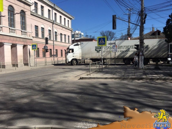 В центре Симферополя заблудился водитель фуры, устроив большую пробку (ФОТО) - «Симферополь» В центре Симферополя заблудился водитель фуры, устроив большую пробку (ФОТО) - «Симферополь»