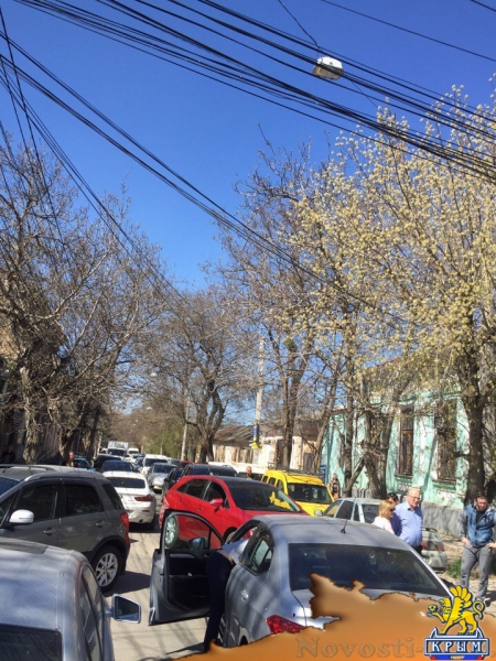 В центре Симферополя заблудился водитель фуры, устроив большую пробку (ФОТО) - «Симферополь» В центре Симферополя заблудился водитель фуры, устроив большую пробку (ФОТО) - «Симферополь»