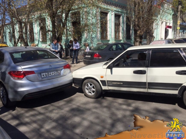 В центре Симферополя заблудился водитель фуры, устроив большую пробку (ФОТО) - «Симферополь» В центре Симферополя заблудился водитель фуры, устроив большую пробку (ФОТО) - «Симферополь»