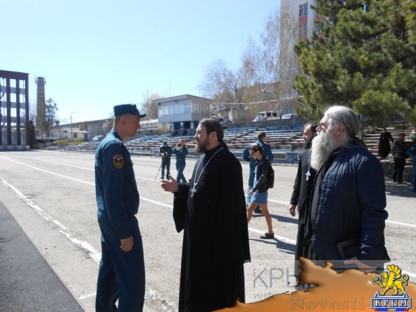 Симферопольские священнослужители отработали навыки пожаротушения (ФОТО, ВИДЕО) - «Общество Крыма»