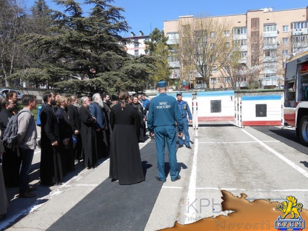 Симферопольские священнослужители отработали навыки пожаротушения (ФОТО, ВИДЕО) - «Общество Крыма»