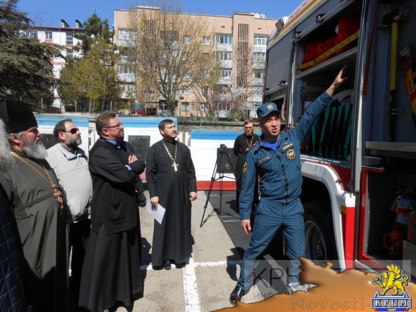 Симферопольские священнослужители отработали навыки пожаротушения (ФОТО, ВИДЕО) - «Общество Крыма»