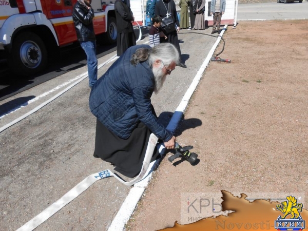 Симферопольские священнослужители отработали навыки пожаротушения (ФОТО, ВИДЕО) - «Общество Крыма»