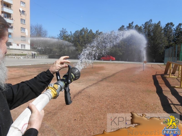 Симферопольские священнослужители отработали навыки пожаротушения (ФОТО, ВИДЕО) - «Общество Крыма»