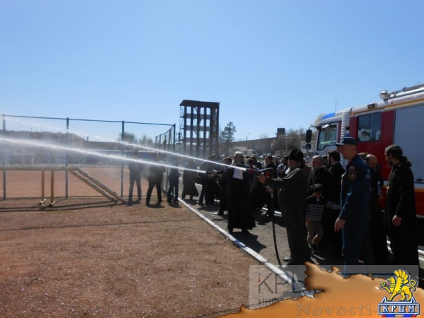 Симферопольские священнослужители отработали навыки пожаротушения (ФОТО, ВИДЕО) - «Общество Крыма»