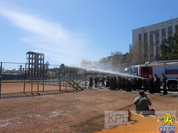 Симферопольские священнослужители отработали навыки пожаротушения (ФОТО, ВИДЕО) - «Общество Крыма»