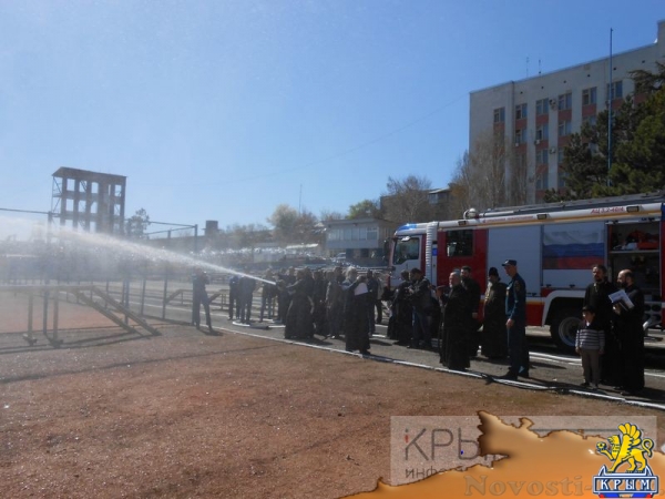 Симферопольские священнослужители отработали навыки пожаротушения (ФОТО, ВИДЕО) - «Общество Крыма»