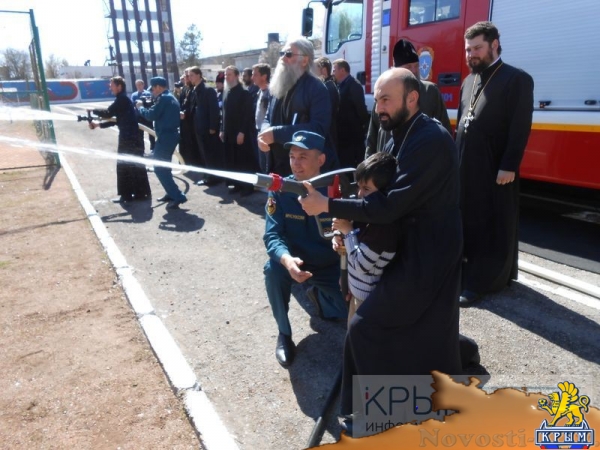 Симферопольские священнослужители отработали навыки пожаротушения (ФОТО, ВИДЕО) - «Общество Крыма»