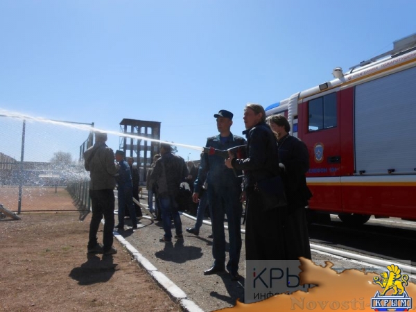 Симферопольские священнослужители отработали навыки пожаротушения (ФОТО, ВИДЕО) - «Общество Крыма»