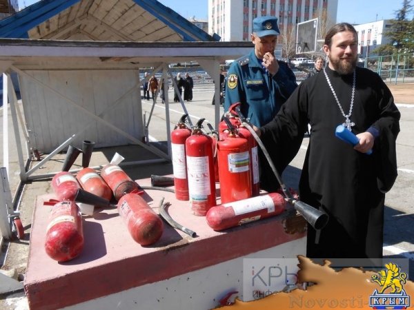 Симферопольские священнослужители отработали навыки пожаротушения (ФОТО, ВИДЕО) - «Общество Крыма»
