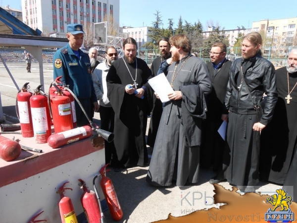 Симферопольские священнослужители отработали навыки пожаротушения (ФОТО, ВИДЕО) - «Общество Крыма»