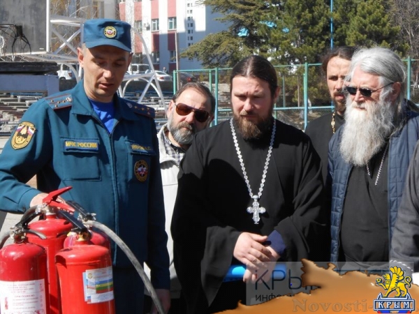 Симферопольские священнослужители отработали навыки пожаротушения (ФОТО, ВИДЕО) - «Общество Крыма»