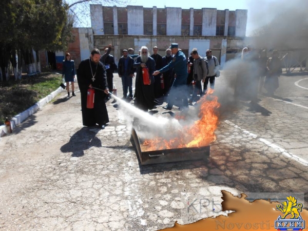 Симферопольские священнослужители отработали навыки пожаротушения (ФОТО, ВИДЕО) - «Общество Крыма»