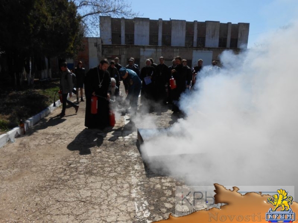 Симферопольские священнослужители отработали навыки пожаротушения (ФОТО, ВИДЕО) - «Общество Крыма»