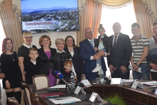 В Симферополе детям-сиротам вручили ключи от квартир - «Правам ребёнка»