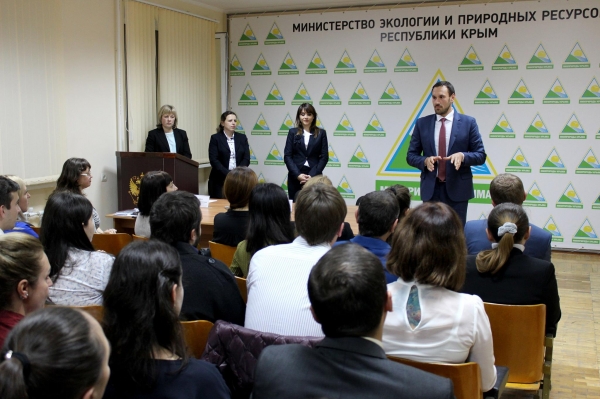 По итогам внутреннего мониторинга в Госкомрегистре на вышестоящие должности переведены 12 добросовестных специалистов — Александр Спиридонов - «Госкомрегистр»