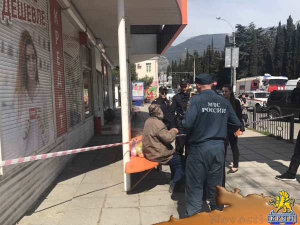 В центр Ялты из-за бомжа съехались саперы, полицейские и пожарные - «Новости Крыма» В центр Ялты из-за бомжа съехались саперы, полицейские и пожарные - «Новости Крыма»