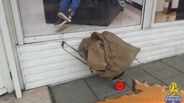 В центр Ялты из-за бомжа съехались саперы, полицейские и пожарные - «Новости Крыма» В центр Ялты из-за бомжа съехались саперы, полицейские и пожарные - «Новости Крыма»