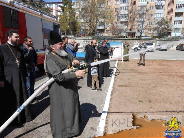 Симферопольские пожарные учили священников тушить пожар - «Общество»