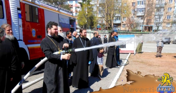 Симферопольские пожарные учили священников тушить пожар - «Общество»