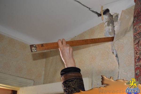 Власти Симферополя пообещали переселить жильцов аварийного дома в переулке Стрелковом, ожидающих этого шесть лет (ФОТО) - «Общество Крыма»