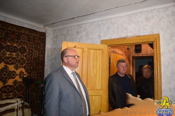 Власти Симферополя пообещали переселить жильцов аварийного дома в переулке Стрелковом, ожидающих этого шесть лет (ФОТО) - «Общество Крыма»