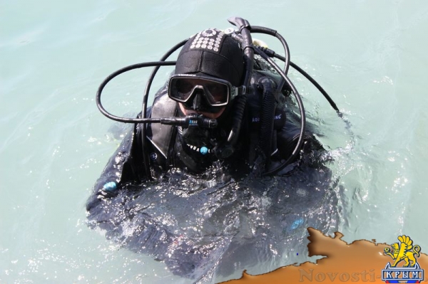 Ялтинские спасатели обследовали дно «Массандровского» пляжа (ФОТО) - «Общество Крыма»