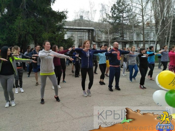 Более сотни студентов КФУ начали День здоровья с зарядки с чемпионом (ФОТО) - «Общество Крыма»