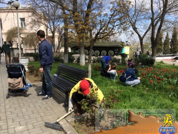 Овсянников и замминистра ЖКХ РФ на городском субботнике закрасили рекламу наркотиков (ФОТО) - «Спорт Крыма»